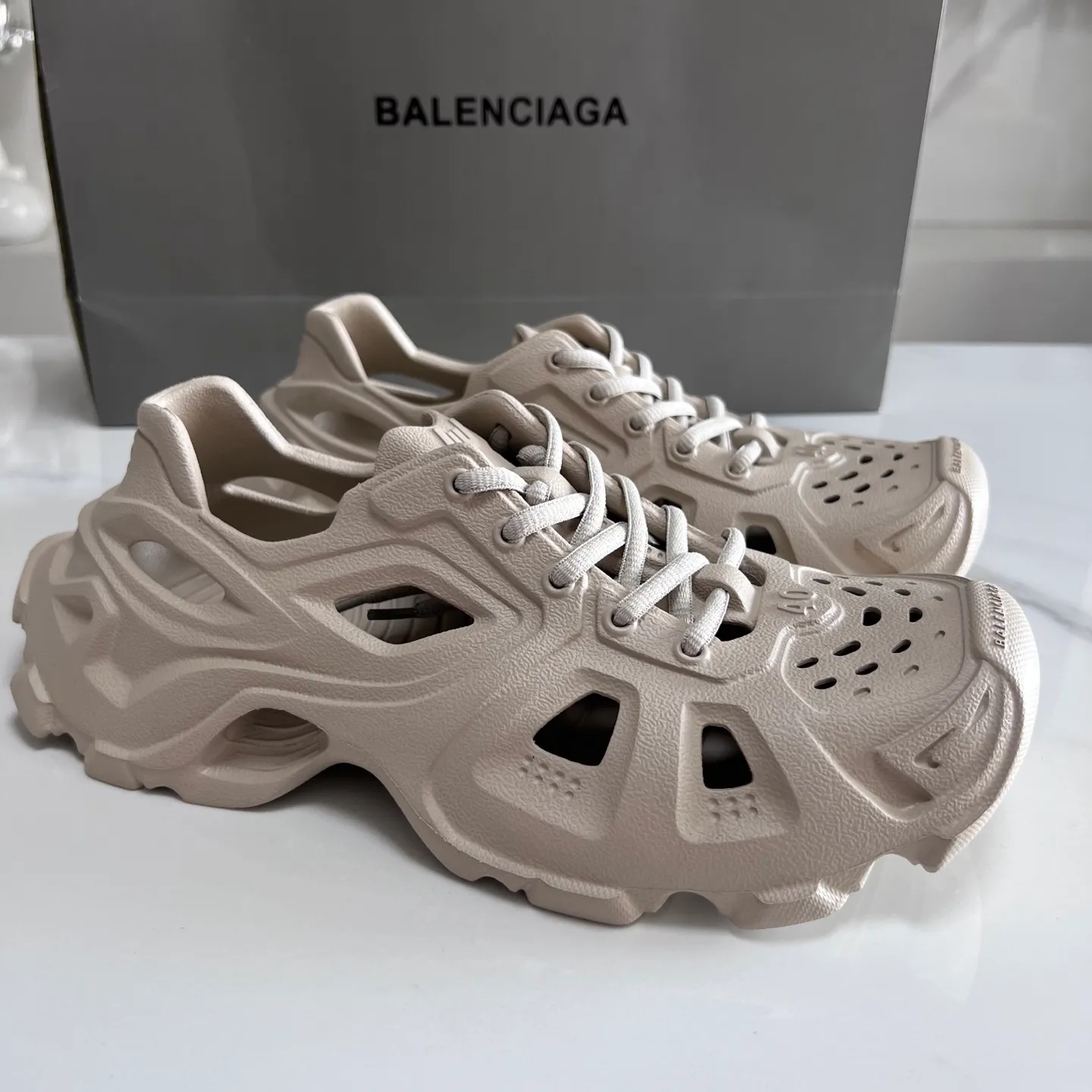 👟👟Ex-factory price 380👟👟 Balenciaga must-have beach shoes for summer. Men's and women's shoes are made of ultra-light 95% (injection molding) EVA plastic, 5% foam plastic foam cushioning material#Ultra-lightweight one-piece foam shoe mold❗New summer product, French high-end luxury brand - Balenciaga BALENCIAGA 3XL Rubber Low Top Sneakers 3XL version series summer beach wading versatile trendy lace-up casual sports hole sandals. Size: 35-46